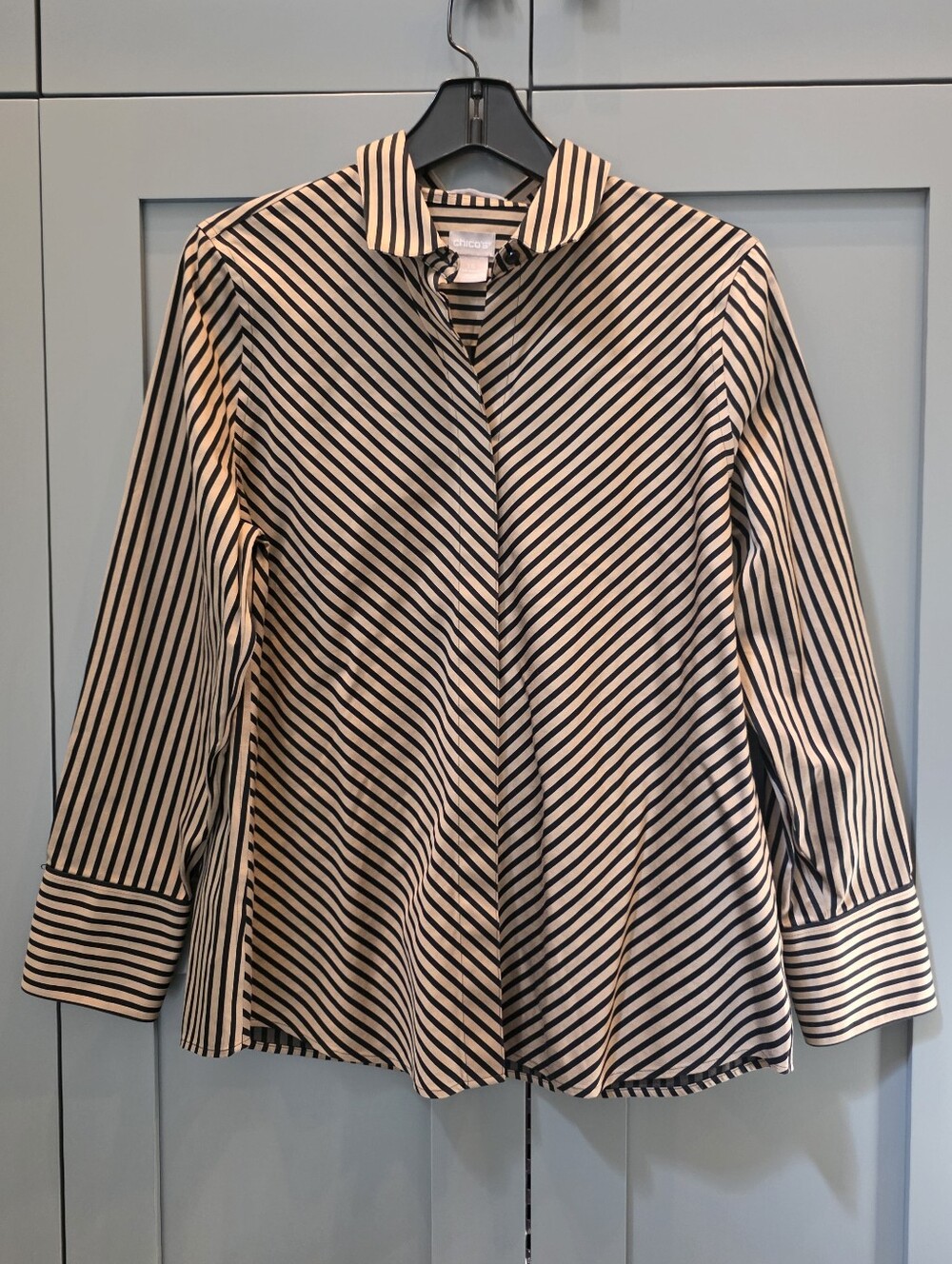 Chicos Button Up Shirt Womens Sz 10 Black Gold Stripe No Iron 100% Cotton Office